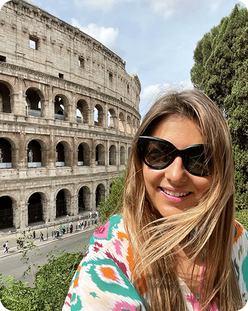 Emma souriante devant le Colisée à Rome lors d’une escale en Italie